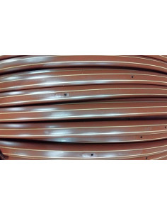 Tubería marrón con goteros a 33 cm