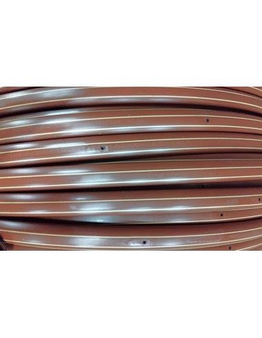 Tubería marrón con goteros a 33 cm