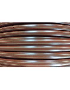 Tubería marrón con goteros a 50 cm