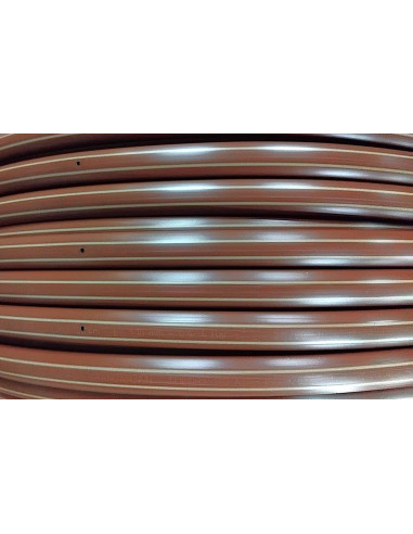 Tubería marrón con goteros a 50 cm